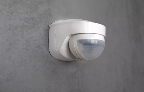 THEBEN 1030206 PIRA TO AP Pohybové čidlo, venkovní, nástěnná montáž, půlkruhový rozsah detekce 180°,  bílé