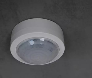 THEBEN 1030203 PIRA T8 AP Pohybové a přítomnostní čidlo, vnitřní, montáž na strop, kruhový rozsah detekce 360°, bílé
