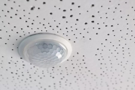 THEBEN 1030202 PIRA T6 Mini Pohybové a přítomnostní čidlo, vnitřní, montáž do stropu, kruhový rozsah detekce 360°, bílé