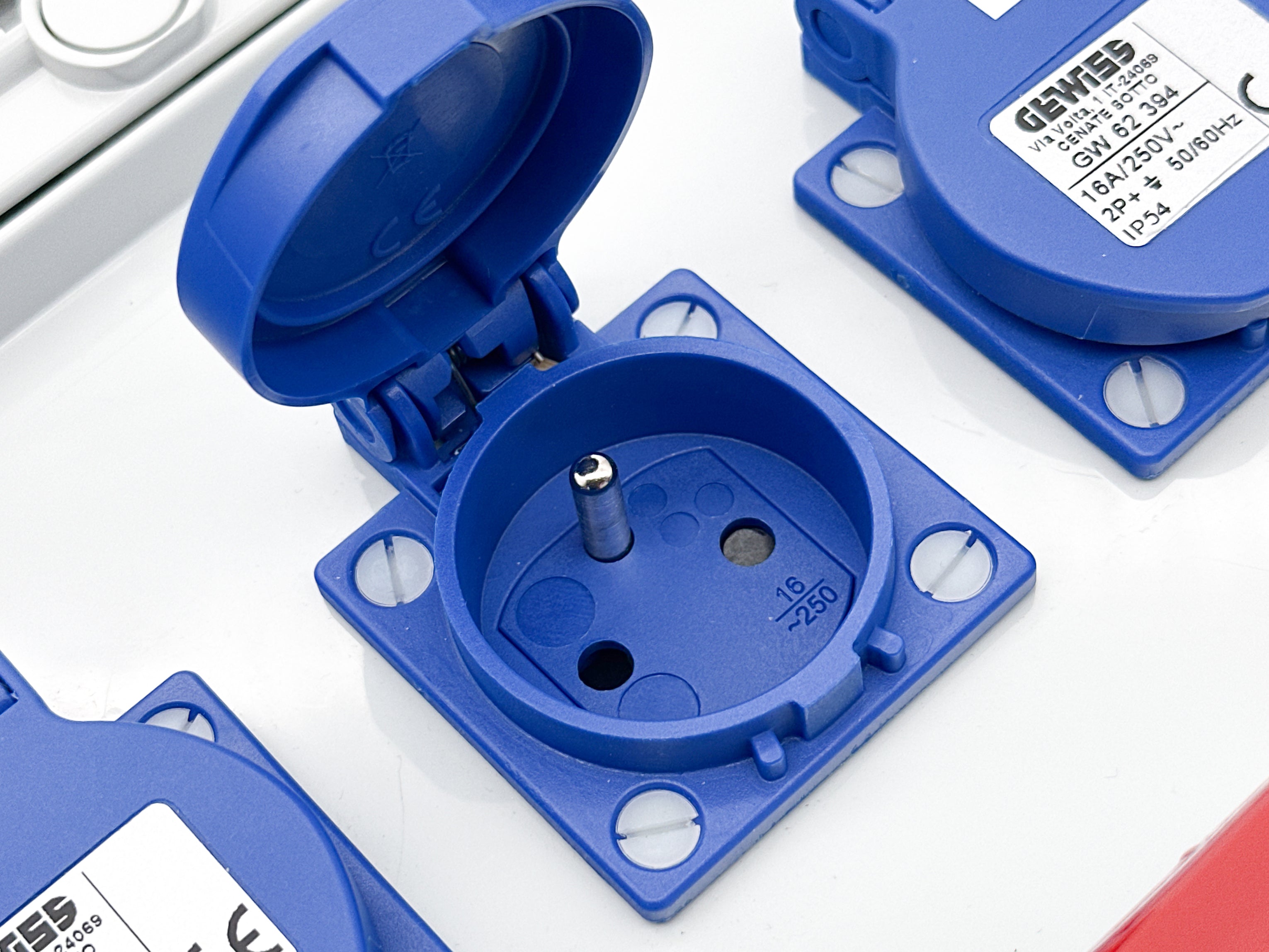 ELSYBOX P698F01140F Zásuvková skříň 2x CEE (16/32 A), 4x 230 V, jištěná, s chráničem
